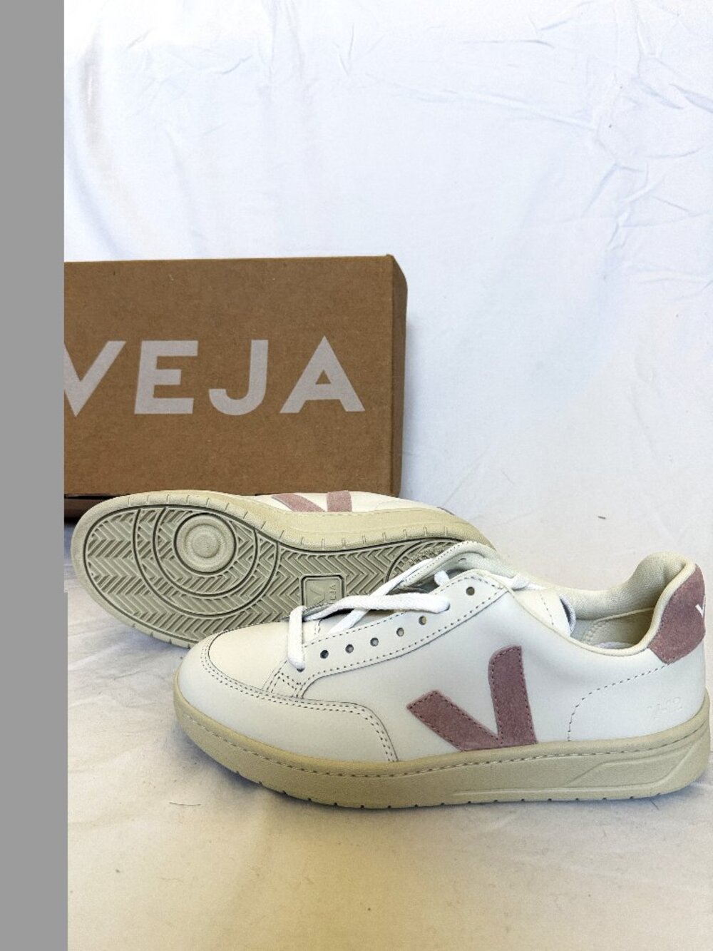 Veja -Popular Leather Sneakers wht/Light Pink Accents (V-12 Leather) NWT Sz 38 - Picture 2 of 3